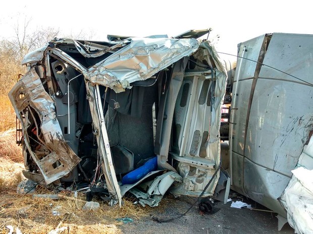 Cabine de carreta ficou destruída após acidente na BR-242, na Bahia (Foto: Blog do Sigi Vilares)