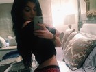 Kylie Jenner mostra cintura megafina em selfie e exibe calcinha