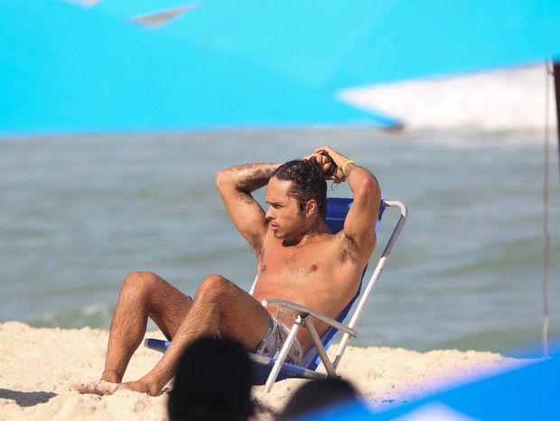 Vitão relaxa e se refresca em dia de praia no Rio (Foto: Dilson Silva/AgNews)