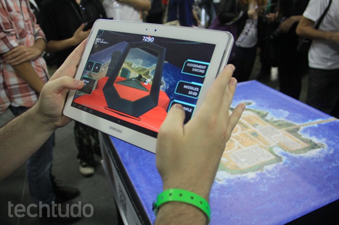 Para quem quer apenas relaxar, o game nacional Kaiju Infestation usa da Realidade Aumentada para simular a defesa contra monstros gigantes sobre a mesa (Foto: Renato Bazan/TechTudo) Para quem quer apenas relaxar, o game nacional Kaiju Infestation usa da Realidade Aumentada para simular a defesa contra monstros gigantes sobre a mesa (Foto: Renato Bazan/TechTudo)