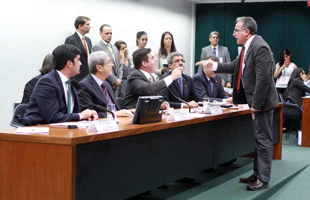 O presidente da CPI da Petrobras, deputado Hugo Motta (PMDB), discute com o deputado Edmilson Rodrigues (PSOL) (Foto: Gabriela Korossy / Câmara dos Deputados)