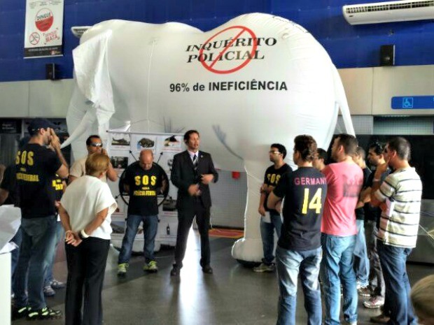 Policiais montaram o elefante branco no Aeroporto de Rio Branco (Foto: Sinpofac)