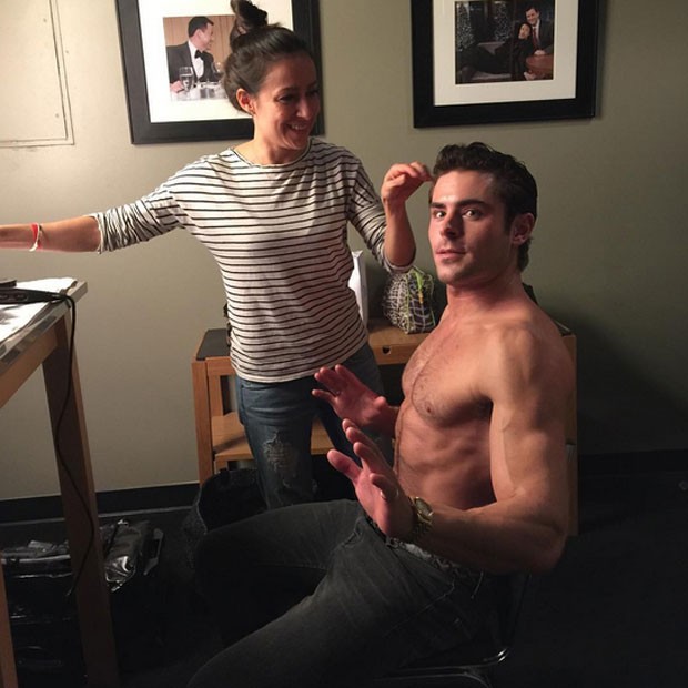 Zac Efron posa sem camisa em bastidores de programa (Foto: Instagram/ Reprodução)