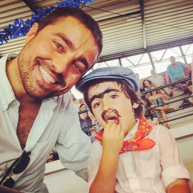 Ricardo Pereira posou com o filho Vicente: "Já com barba e bigode. Como crescem rápido", brincou o ator. (Foto: Reprodução/Instagram)