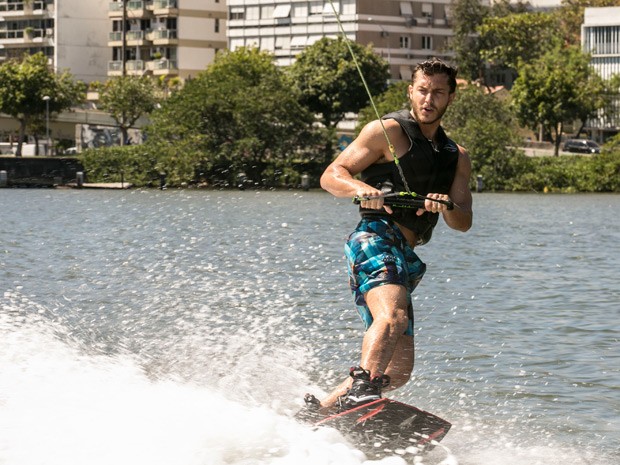 Adrenalina pura Klebber Toledo grava aula de wakeboard para o Gshow Extras Império