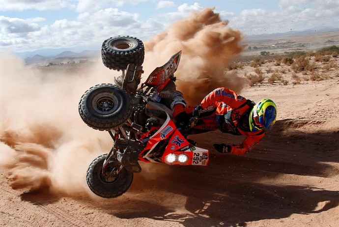 Marcelo Medeiros cai durante prova do Rally Dakar na Argentina (Foto: EFE)