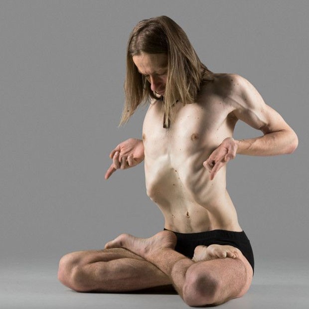 Com os exercícios hipopressivos é possível controlar a respiração e contrair o abdome em posturas parecidas com as da ioga  (Foto: BBC)