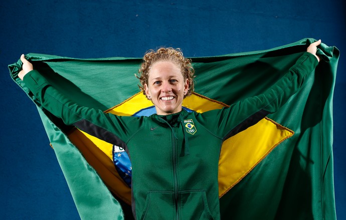 Yane Marques com bandeira do Brasil (Foto: Rodolfo Buhrer/COB)