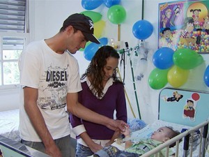 Pais comemoraram aninversário de um ano de Michael em hospital (Foto: Reprodução EPTV)