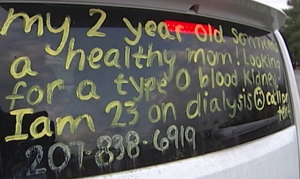  Foto mostra mensagem escrita por Christine Royles no vidro traseiro de seu carro: 'Meu filho de 2 anos precisa de uma mãe saudável. Procurando um doador de rim com sangue do tipo "O". Tenho 23 anos e estou em diálise"  (Foto: AP Photo/WMTW-TV, Kevyn Fowler)