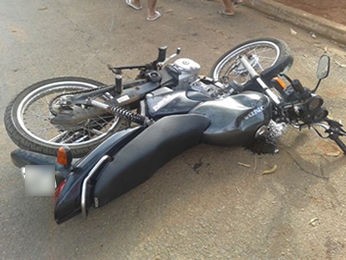 Filho conduzia a motocicleta e levava a mãe na garupa. (Foto: MT Notícias)