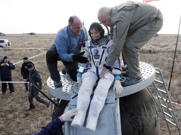 Russian space agency rescue team helps U.S. astronaut Kate Rubins to get from the capsule shortly after the landing of the Russian Soyuz MS space capsule about 150 km (90 miles) southeast of the town of Dzhezkazgan, Kazakhstan, Sunday, Oct. 30, 2016. A So (Foto: Dmitry Lovetsky/Pool via AP)