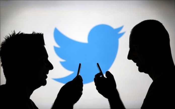 Men are silhouetted against a video screen with a Twitter logo as he poses with a Samsung S4 smartphone in this photo illustration taken in the central Bosnian town of Zenica (Foto: Men are silhouetted against a video screen with a Twitter logo as he poses with a Samsung S4 smartphone in this photo illustration taken in the central Bosnian town of Zenica)