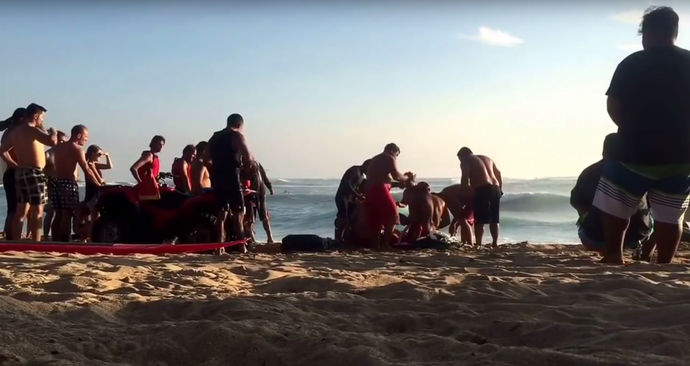 Surfista brasileiro é socorrido após grave acidente no Havaí (Foto: Reprodução)