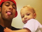 Neymar faz careta em foto com o filho