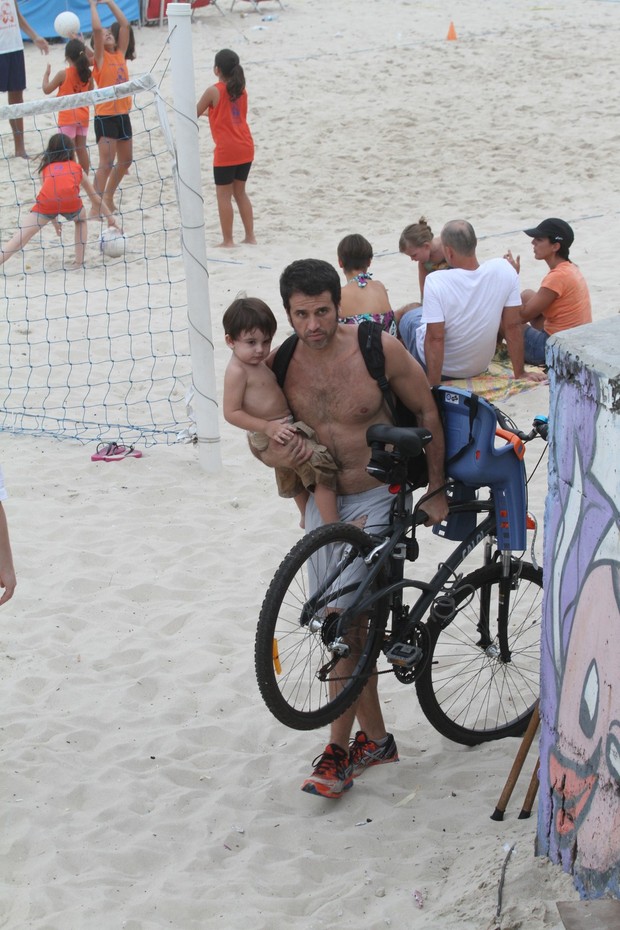 Eriberto Leão com seu filho no baixo bebe do Leblon, RJ (Foto: Wallace Barbosa/AgNews)
