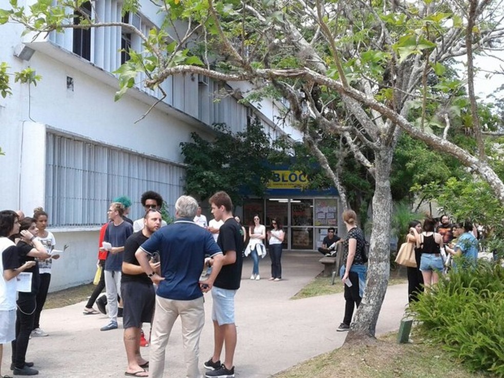 Estudantes foram surpreendidos com adiamento do Enem em dois locais de prova na UFSC (Foto: Julio Ettore/RBSTV)