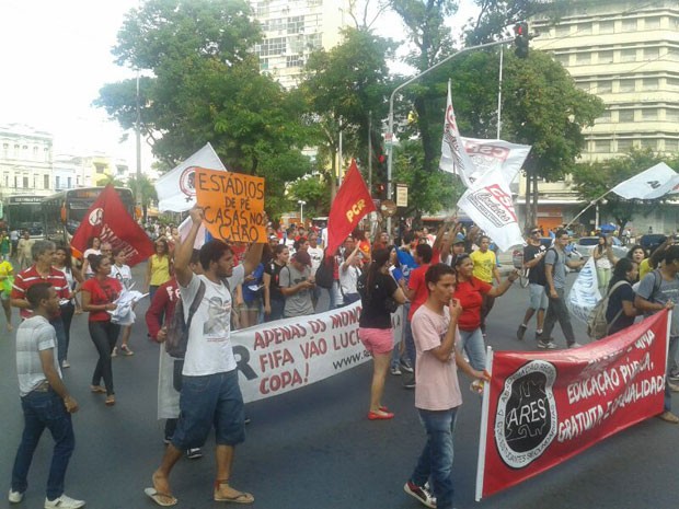 Manifestantes protestam contra a Copa do Mundo, no Recife. (Foto: Vitor Tavares / G1)