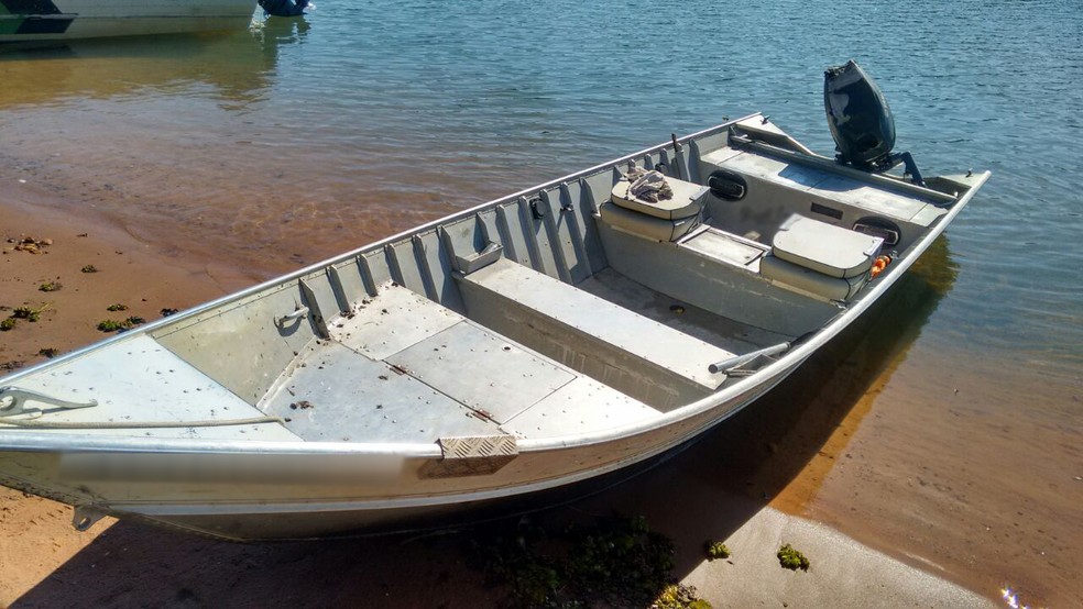 Barco e motor também foram apreendidos pela Polícia Militar Ambiental (Foto: Polícia Militar/Cedida)