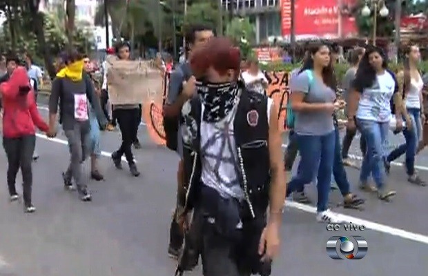 Grupo protesta contra aumento da tarifa de ônibus na Grande Goiânia, Goiás (Foto: Reprodução/TV Anhanguera)