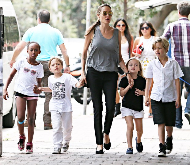 Angelina Jolie com Zahara, Knox, Vivienne e Shiloh chegam a supermercado na Austrália (Foto: AKM GSI)