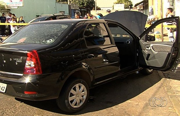 Dupla estava em carro roubado, em Goiânia, Goiás (Foto: Reprodução/ TV Anhanguera)