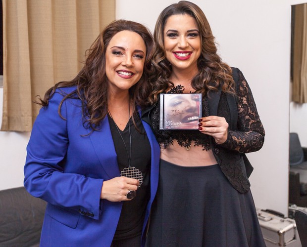Ana Carolina deu um CD autografado para Rosana nos bastidores do show (Foto: Fabiano Battaglin / Gshow)