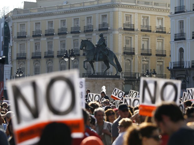 Manifestantes se reuniram próximo à Porta do Sol no segundo aniversário do movimento dos indignados, em Madri, neste domingo (12) (Foto: Paul Hanna/Reuters)