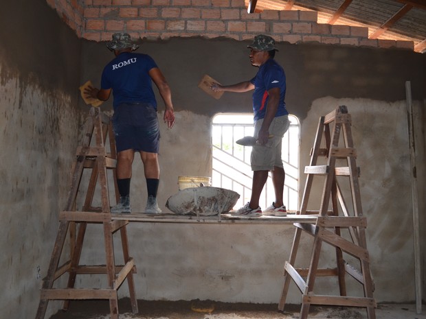 Guardas Civis Municipais fizeram as doações de materiais de construção e realizaram a mão de obra  (Foto: Neidiana Oliveira/G1)