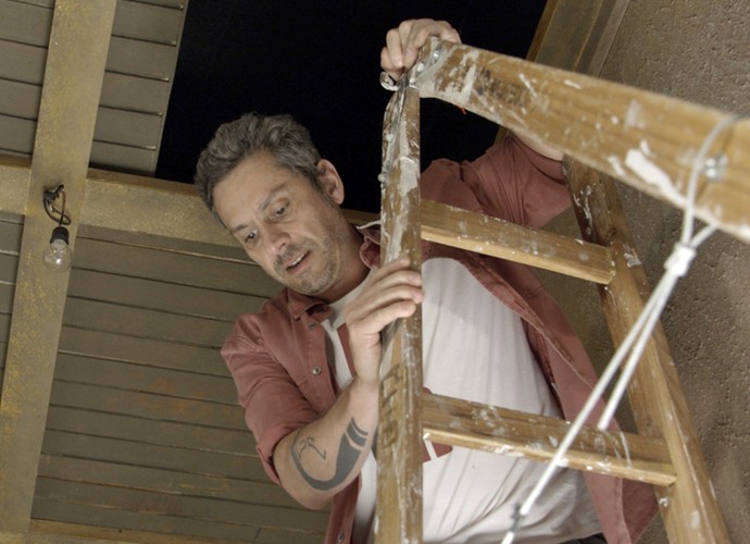 Romero invade casa onde Atena mantinha documentos em busca de outros (Foto: TV Globo)