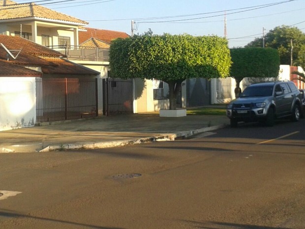 PF usa carro descaracterizado em cumprimento a mandado em residência de Campo Grande (Foto: Osvaldo Nóbrega/ TV Morena) PF usa carro descaracterizado em cumprimento a mandado em residência de Campo Grande (Foto: Osvaldo Nóbrega/ TV Morena)