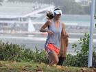 Cynthia Howlett se exercita no Rio e se diverte com o caçula