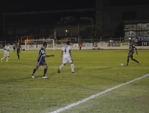 Santos e Ypiranga empatam pelo Campeonato Amapaense 2013 (Foto: Jonhwene Silva/GE-AP)
