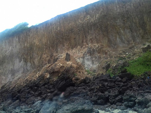 Corpo foi encontrado em meio às falésias de Cotovelo, praia do litoral Sul potiguar (Foto: Anderson Barbosa/G1)