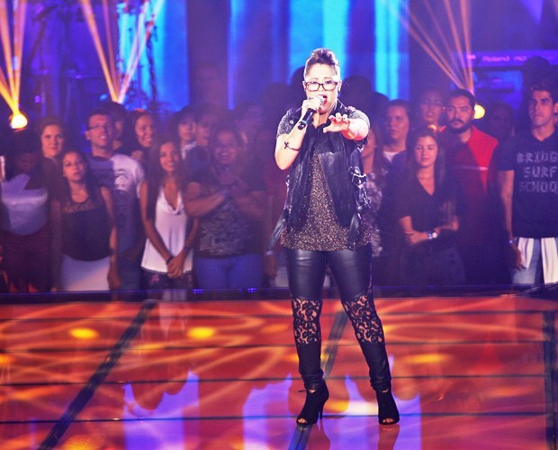 Anne Marie se apresentando no palco do The Voice Brasil (Foto: Fabiano Battaglin/TV Globo)