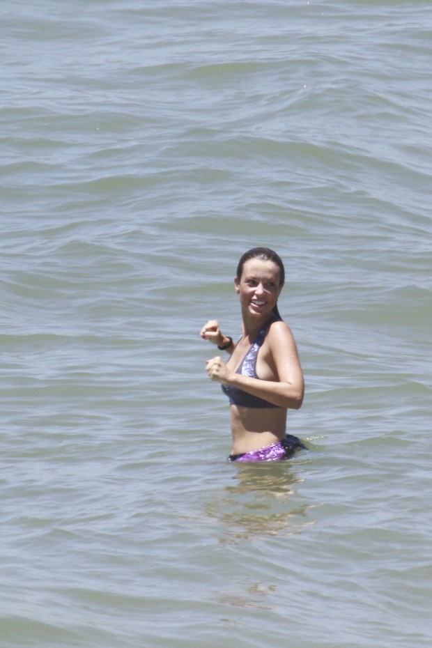 Juliana Didone na praia da Barra da Tijuca, RJ (Foto: Dilson Silva / Agnews)