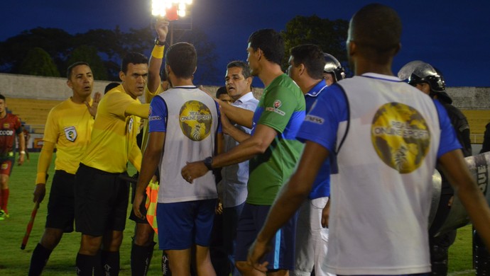 Confusão durante jogo entre Atlético-AC e Galvez, no Florestão (Foto: Nathacha Albuquerque)