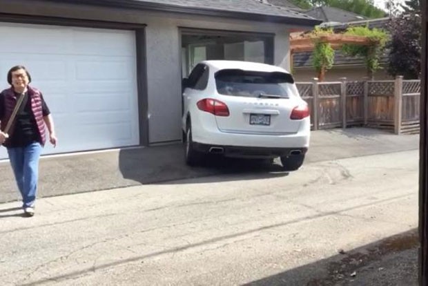 Canadense teve dificuldade para estacionar um Porsche Cayenne em garagem estreita (Foto: Reprodução/YouTube/E92M3)