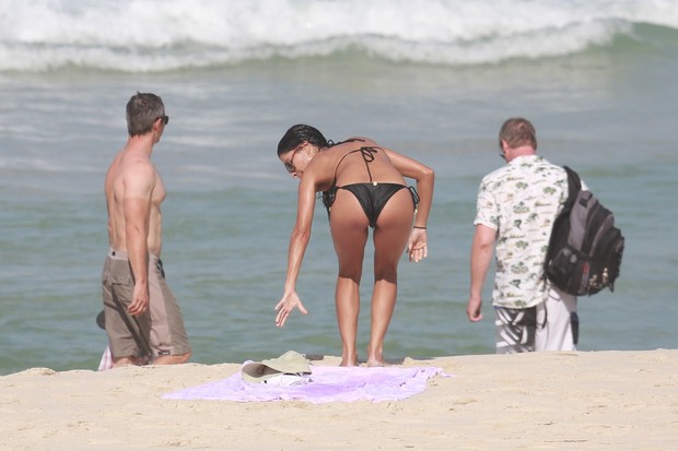 Anna Lima na praia (Foto: Dilson Silva/ Ag. News)