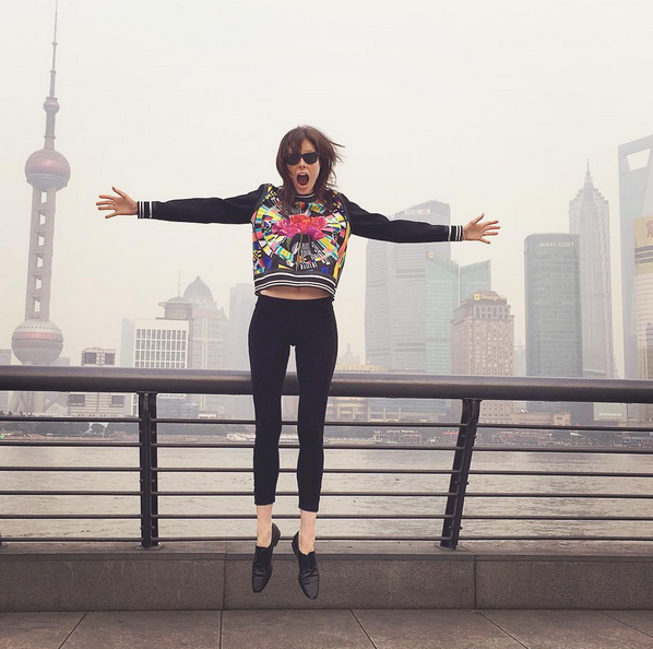 Já Coco Rocha foi para o outro lado do mundo. Aqui, a top posa em frente aos arranha-céus de Xangai, na China (Foto: Instagram/Reprodução)