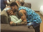 Lucas Lucco 'ataca' a avó com muitos beijos e mostra braço tatuado