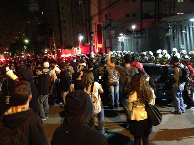 Grupo se aglomerou em frente ao prédio onde mora Haddad (Foto: Marcelo Mora/G1)