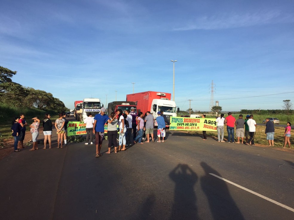 No começo da manhã, manifestantes fecharam a BR-070 (Foto: PRF / Divulgação)