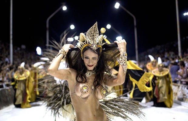 Passista da escola de samba argentina Ara Yevi, que teve como tema em 2015 o Papa Francisco. (Foto: Natacha PIsarenko/AP)