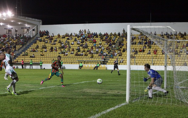 Volante Alex, do Sampaio, em jogo contra o São José (MA) (Foto: De Jesus/O Estado)