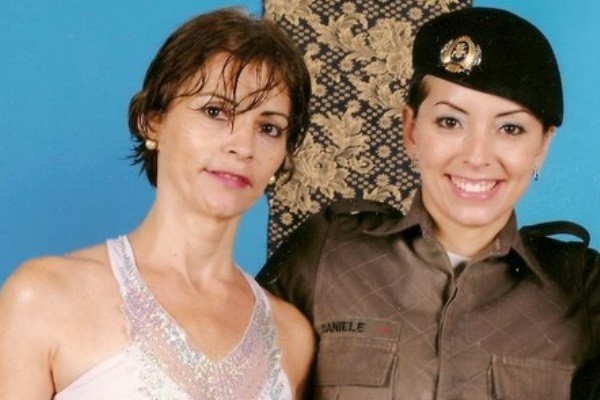 Daniele de Sá com a mãe, em Goiânia, Goiás (Foto: Daniele de Sa/ Arquivo Pessoal)