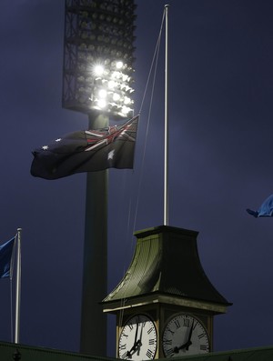 Bandeira da Austrália em meio mastro em estádio - críquete (Foto: Reuters)