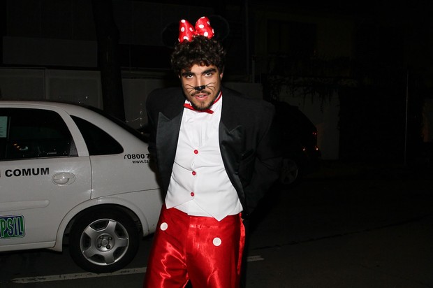 Caio Castro vai vestido de Minnie para o aniversário de Thiaguinho (Foto: Manuela Scarpa/ Foto Rio News)