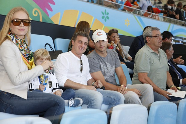 Angélica, Luciano Huck, filhos e Ashton Kutcher na final da Copa do Mundo (Foto: Felipe Panfili/AgNews)