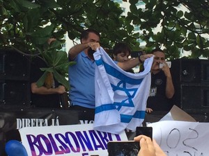 Bolsonaro segura bandeira de Israel (Foto: Alba Valéria Mendonça/G1)